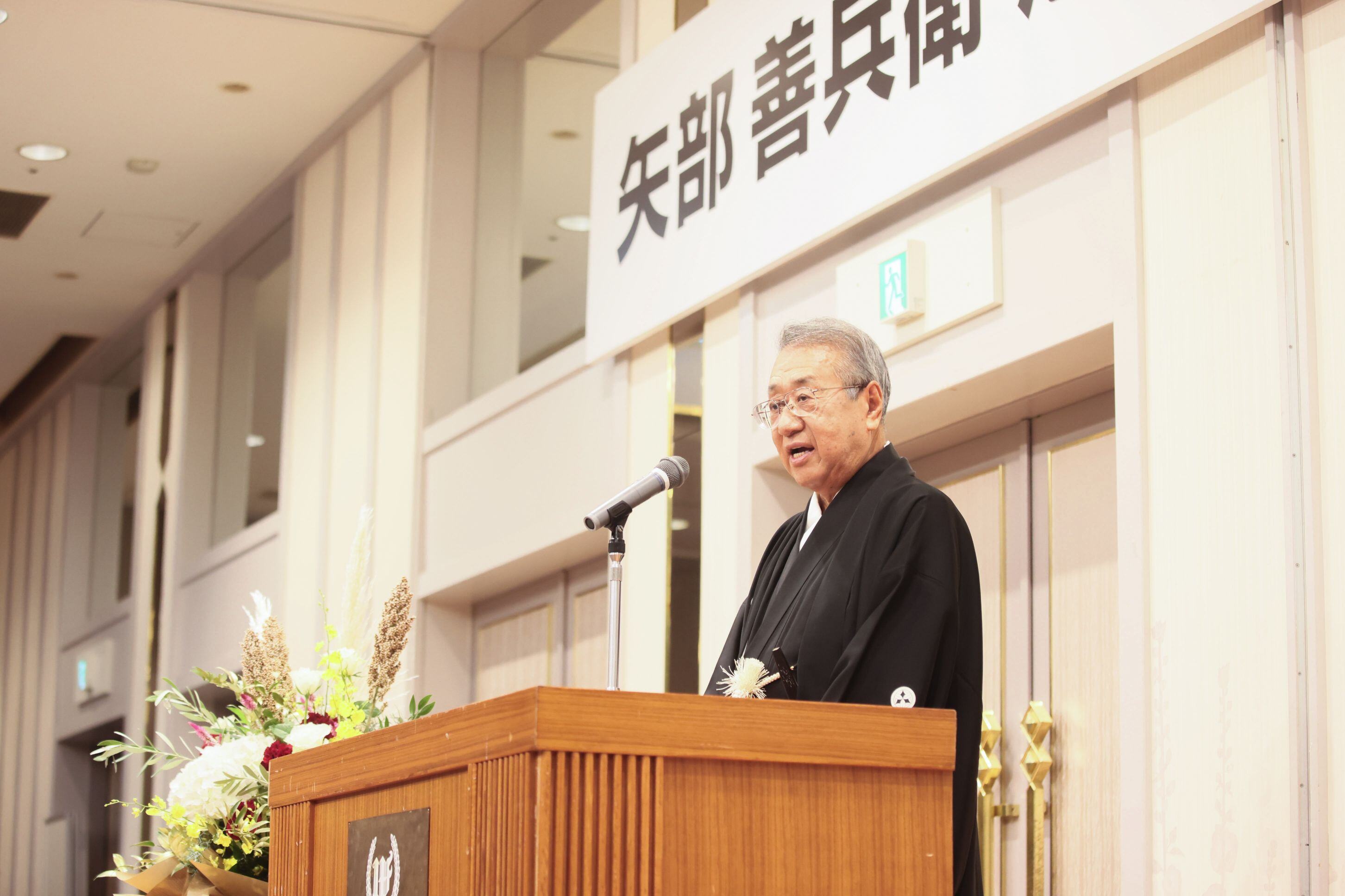 daizen group chairman giving a speech